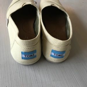 Toms size 8 natural color